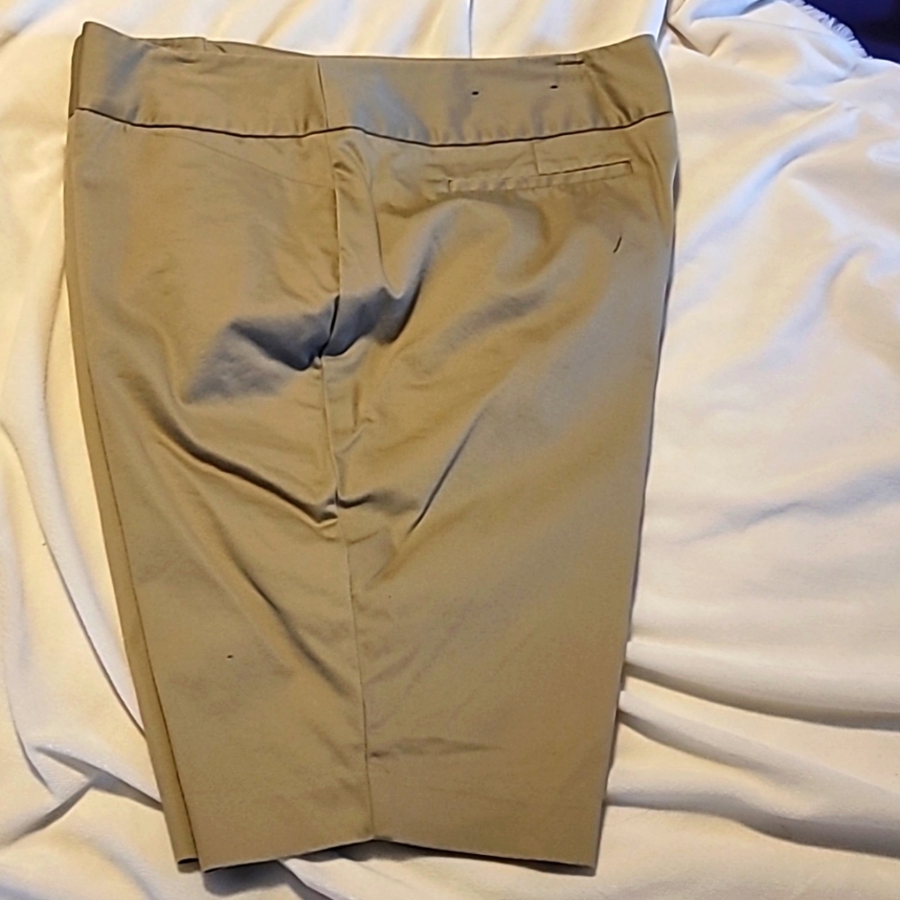 NWOT Worthington Modern Fit Bermuda shorts - women's size 16 khaki